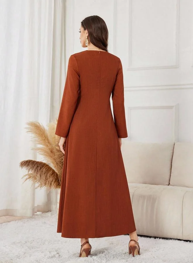 تايك تو فستان بياقة متباينة وحافة واسعة